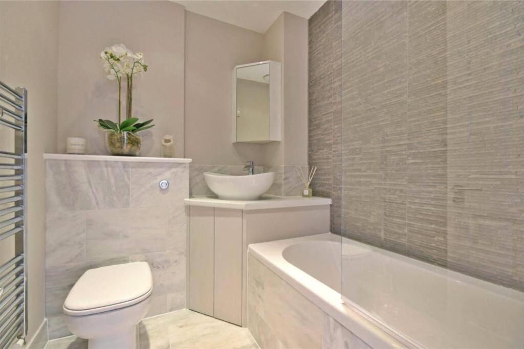 Luxury 3 Bed Apartment - Huge Outdoor Terrace & Amazing Transport Links Londres Exterior foto
